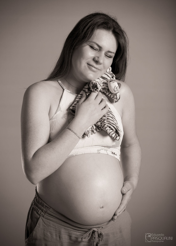 Mãe grávida Jane, em foto sépia durante Ensaio de Gestante. Fotografia de Eduardo Pasqualini, fotógrafo de casamentos e ensaios em Rio do Sul, Santa Catarina.