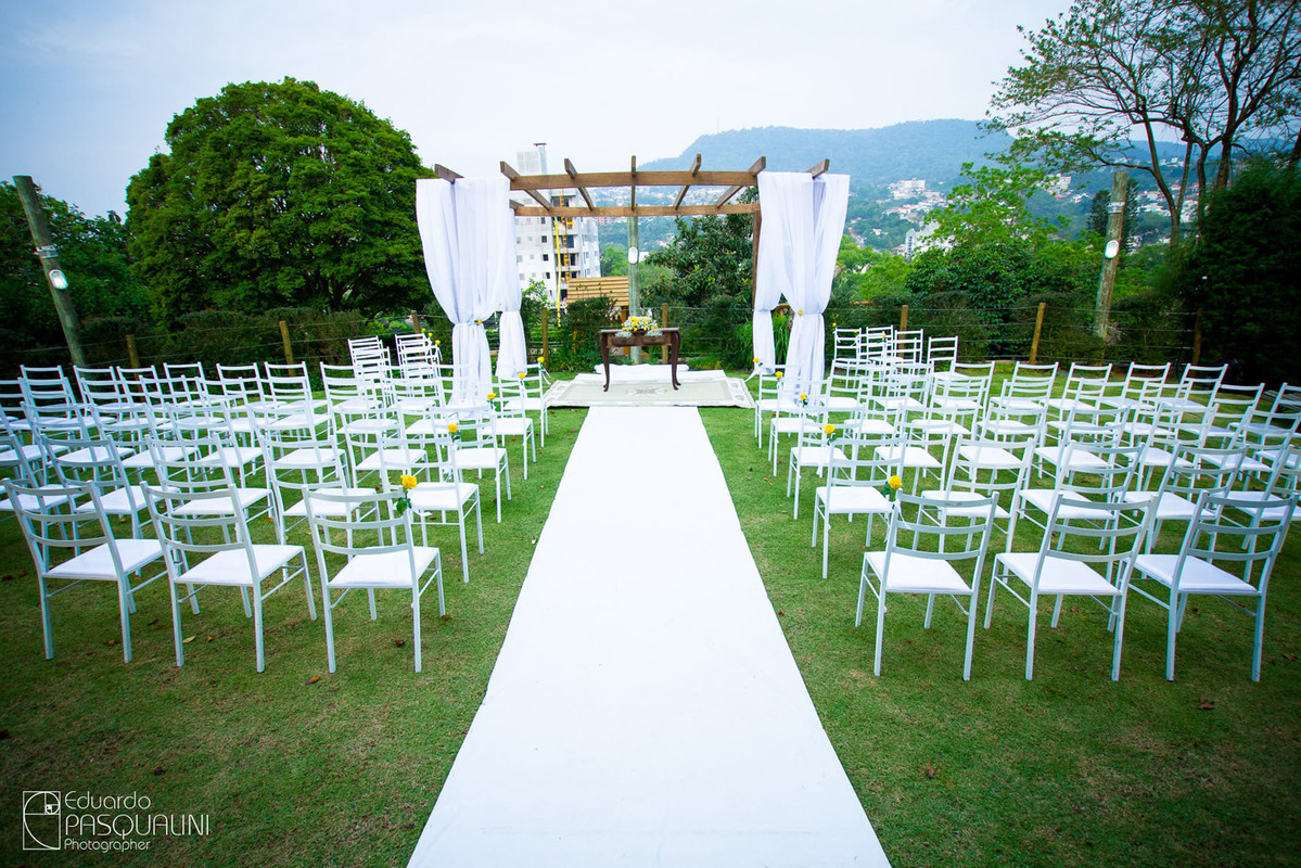 Decoração de casamento ao ar livre. Fotografia de Eduardo Pasqualini, fotógrafo de casamentos e ensaios em Rio do Sul, Santa Catarina. Villa Viver.