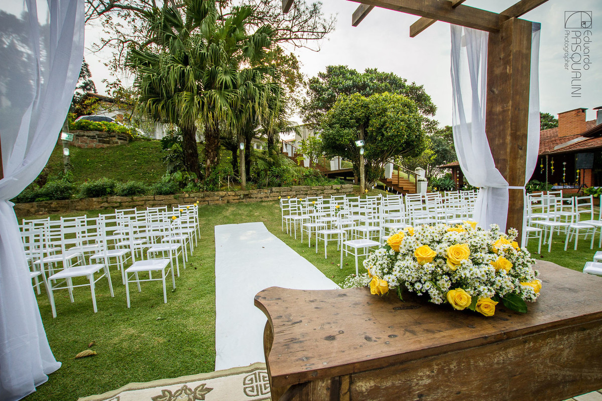 Cerimônia de casamento ao ar livre. Fotografia de Eduardo Pasqualini, fotógrafo de casamentos e ensaios em Rio do Sul, Santa Catarina. Villa Viver.