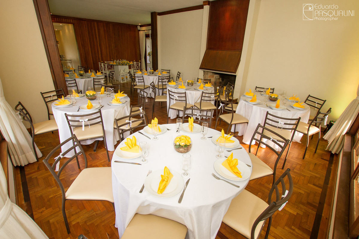 A decoração de casamento com detalhes em amarelo. Fotografia de Eduardo Pasqualini, fotógrafo de casamentos e ensaios em Rio do Sul, Santa Catarina. Villa Viver.