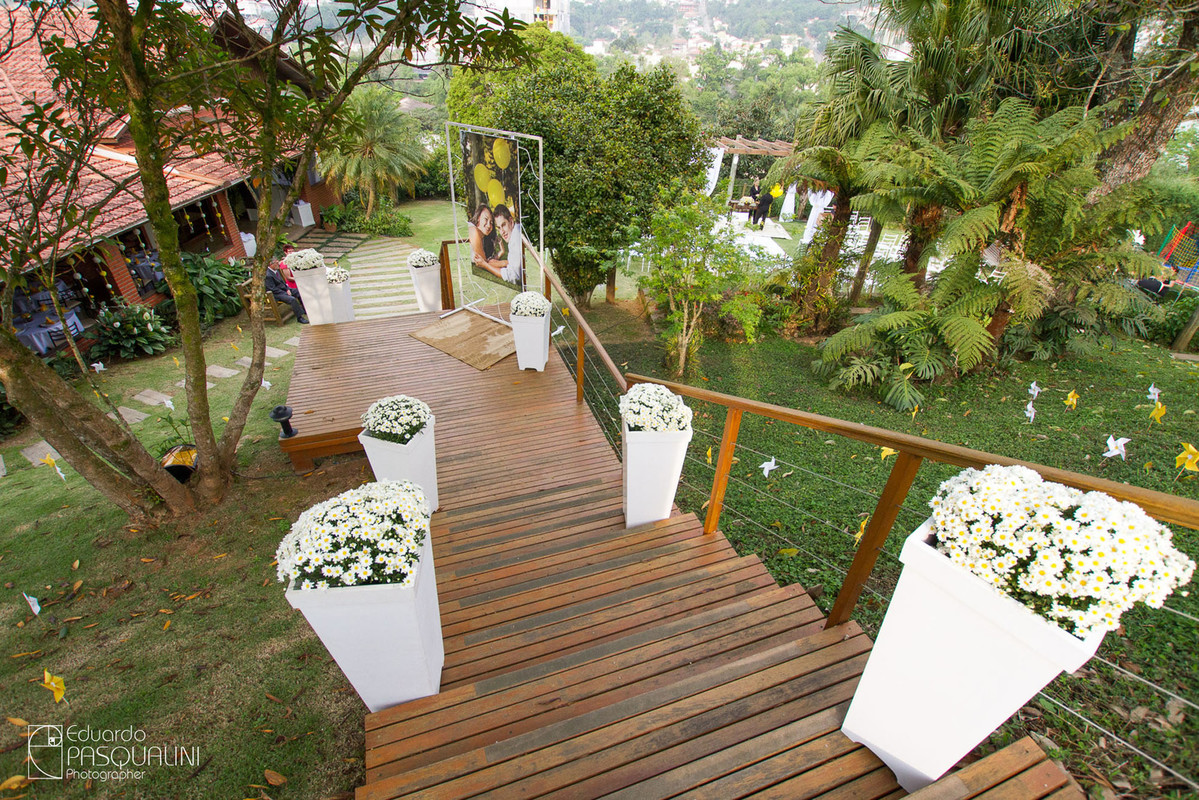Escada decorada para casamento ao ar livre. Fotografia de Eduardo Pasqualini, fotógrafo de casamentos e ensaios em Rio do Sul, Santa Catarina. Villa Viver.