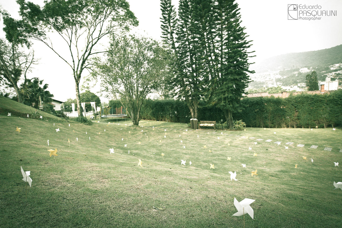 Casamento ao ar livre com cataventos presos ao gramado. Fotografia de Eduardo Pasqualini, fotógrafo de casamentos e ensaios em Rio do Sul, Santa Catarina. Villa Viver.