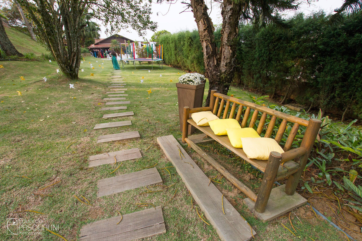 Banco rústico em casamento ao ar livre. Fotografia de Eduardo Pasqualini, fotógrafo de casamentos e ensaios em Rio do Sul, Santa Catarina. Villa Viver.