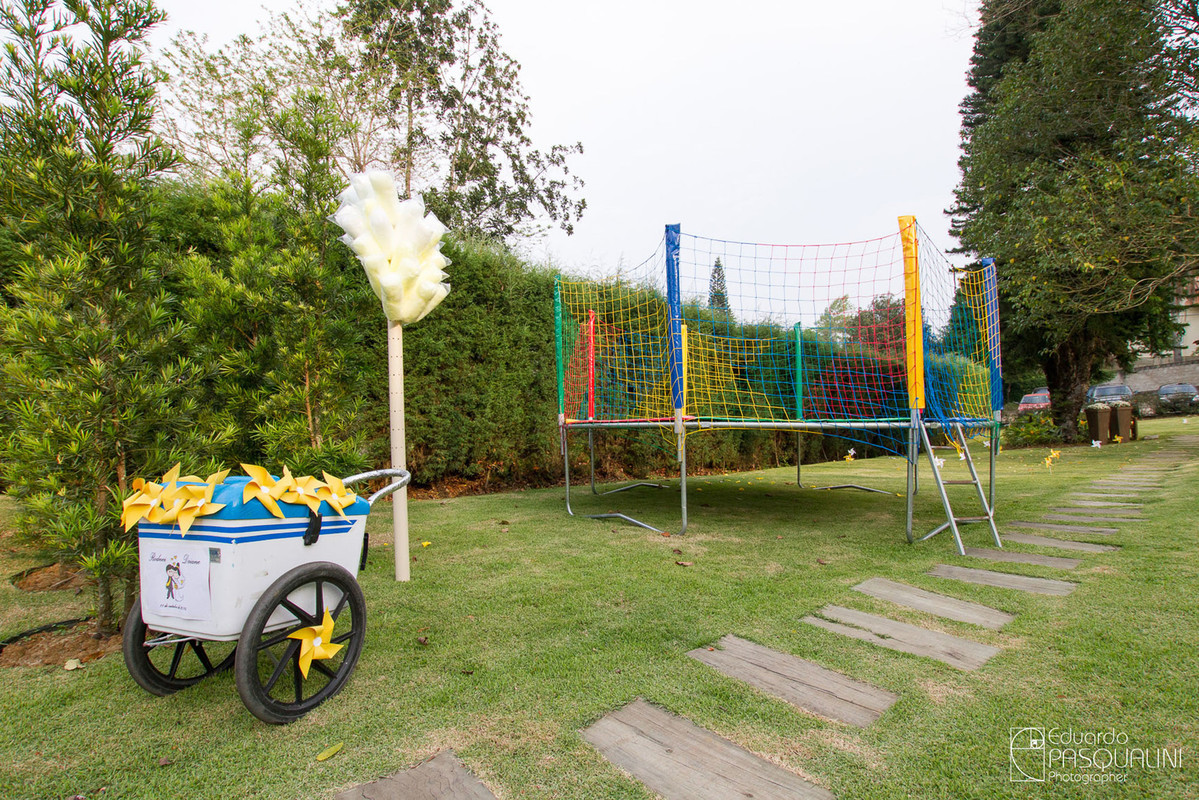 Sorveteiro e algodão doce em casamento ao ar livre. Fotografia de Eduardo Pasqualini, fotógrafo de casamentos e ensaios em Rio do Sul, Santa Catarina. Villa Viver. Cama Elástica.