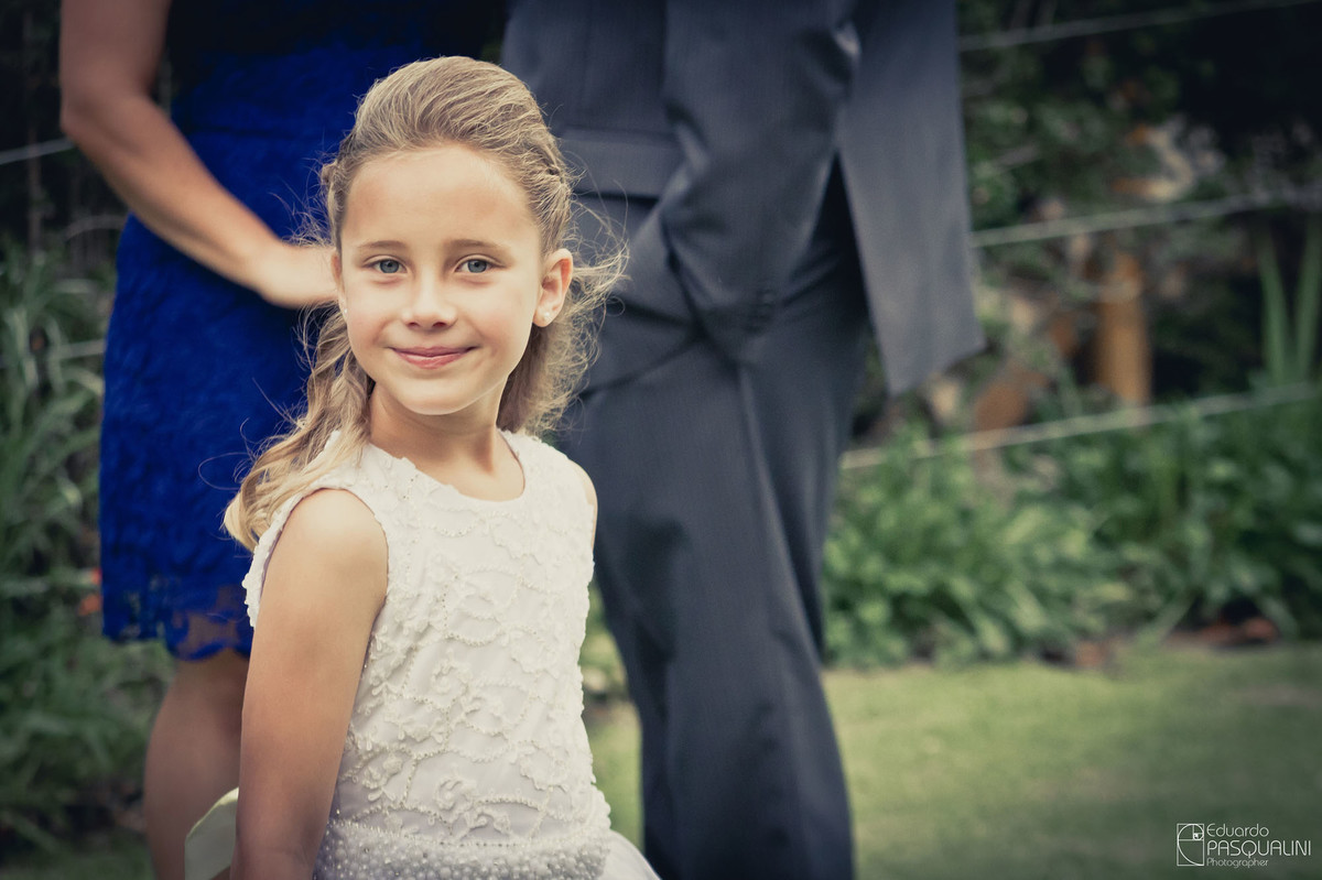Daminha de honra em casamento ao ar livre. Fotografia de Eduardo Pasqualini, fotógrafo de casamentos e ensaios em Rio do Sul, Santa Catarina. Villa Viver.