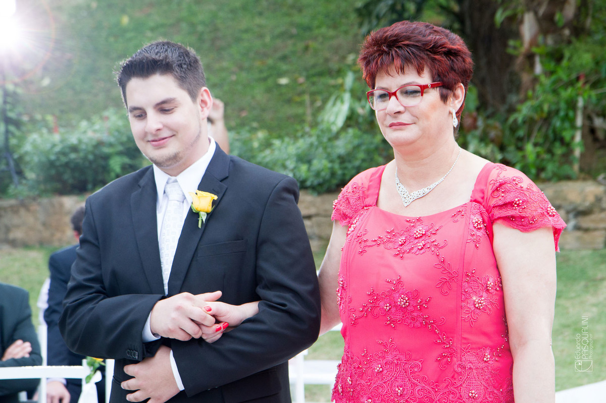 Noivo Rodnei entrando em casamento com sua mãe. Fotografia de Eduardo Pasqualini, fotógrafo de casamentos e ensaios em Rio do Sul, Santa Catarina. Villa Viver.