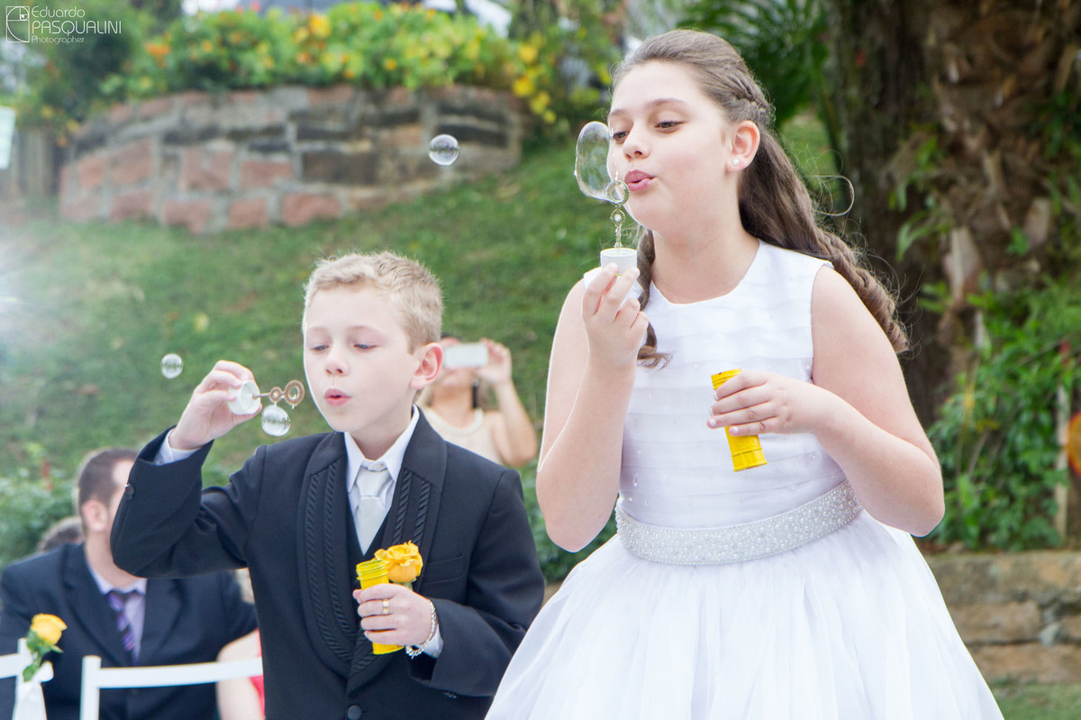 O anúncio da entrada da noiva em casamento ao ar livre. Fotografia de Eduardo Pasqualini, fotógrafo de casamentos e ensaios em Rio do Sul, Santa Catarina. Villa Viver.