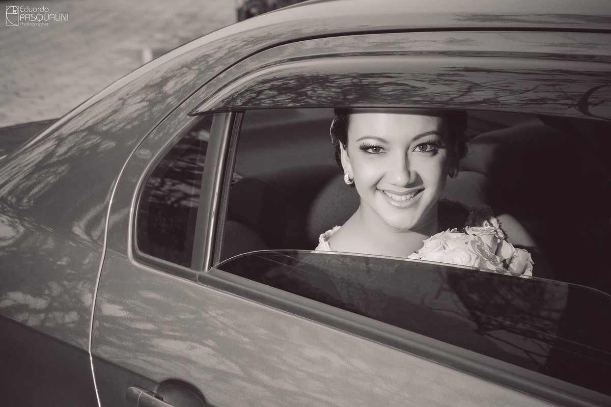 Noiva no carro esperando seu momento em casamento. Fotografia de Eduardo Pasqualini, fotógrafo de casamentos e ensaios em Rio do Sul, Santa Catarina. Villa Viver.