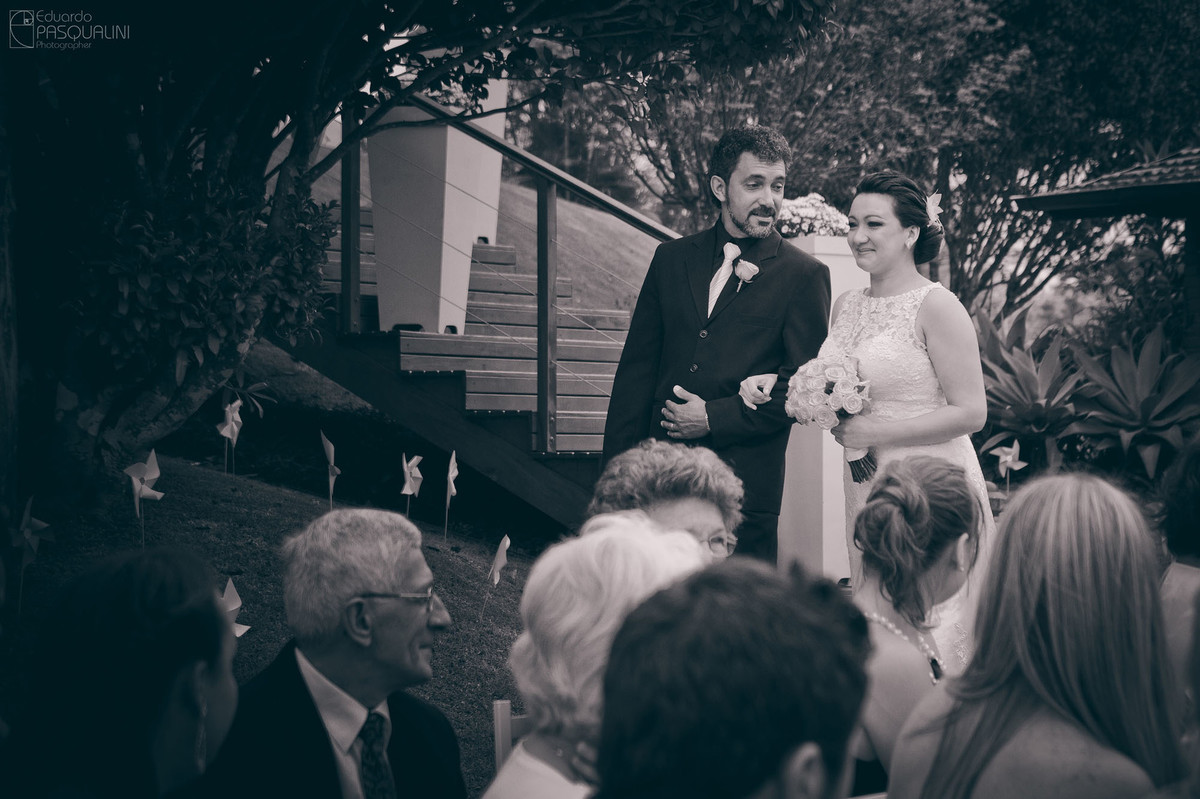Pai da noiva Daiane a conduzindo em casamento ao ar livre. Fotografia de Eduardo Pasqualini, fotógrafo de casamentos e ensaios em Rio do Sul, Santa Catarina. Villa Viver.