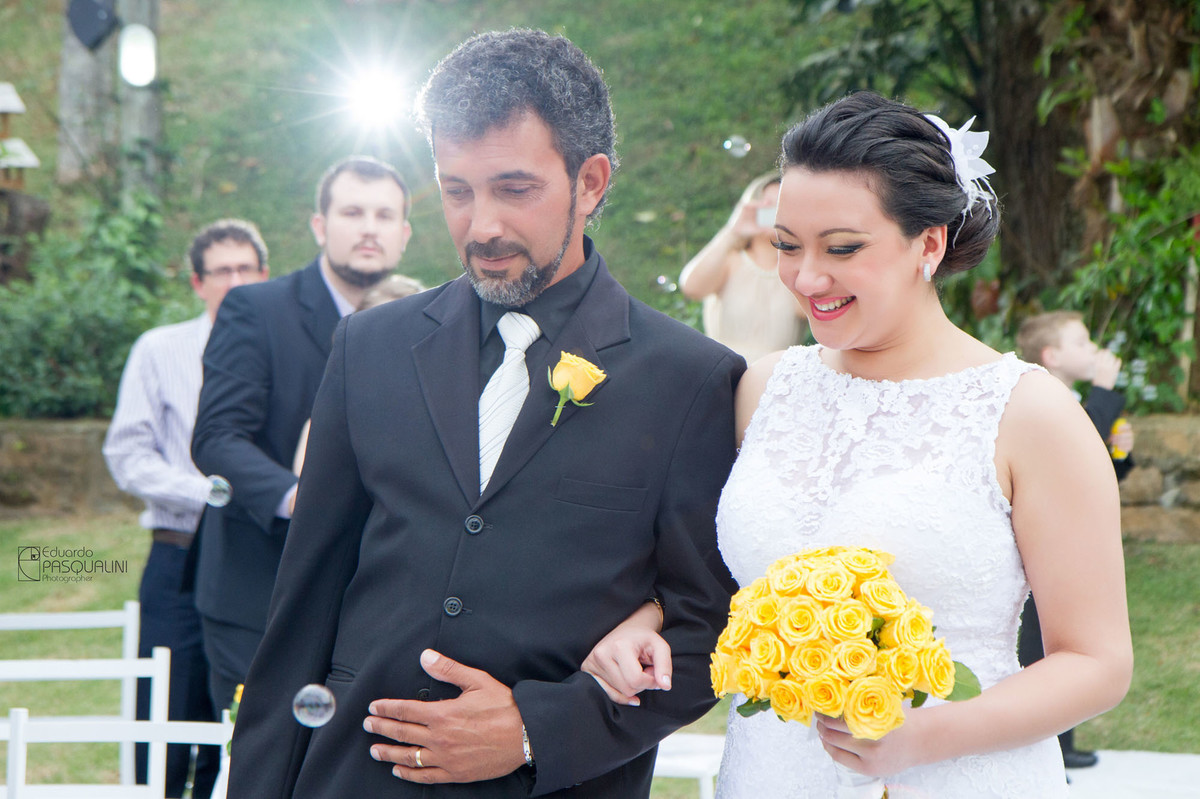 Daiane e seu pai na entrada de casamento ao ar livre. Fotografia de Eduardo Pasqualini, fotógrafo de casamentos e ensaios em Rio do Sul, Santa Catarina. Villa Viver.
