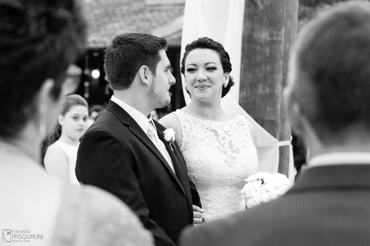 Casal em casamento se olhando. Preto e Branco. Fotografia de Eduardo Pasqualini, fotógrafo de casamentos e ensaios em Rio do Sul, Santa Catarina. Villa Viver.