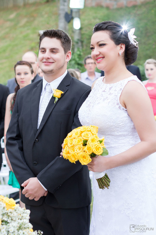 Sorriso de felicidade de noivos em casamento ar ar livre. Fotografia de Eduardo Pasqualini, fotógrafo de casamentos e ensaios em Rio do Sul, Santa Catarina. Villa Viver.