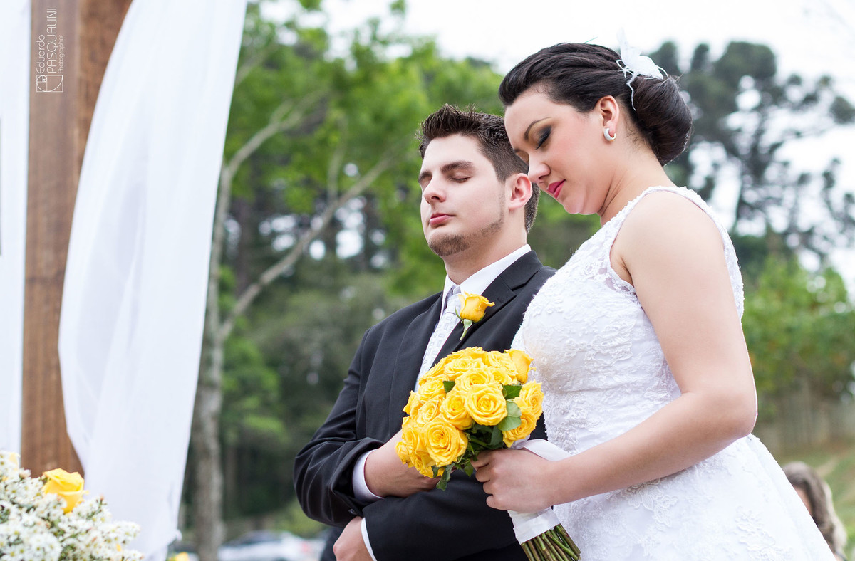 Oração de casamento de Rodnei e Daiane. Fotografia de Eduardo Pasqualini, fotógrafo de casamentos e ensaios em Rio do Sul, Santa Catarina. Villa Viver.