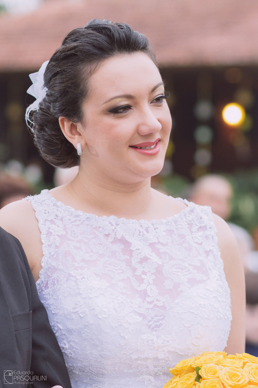 Noiva Daiane em casamento ao ar livre. Fotografia de Eduardo Pasqualini, fotógrafo de casamentos e ensaios em Rio do Sul, Santa Catarina. Villa Viver.