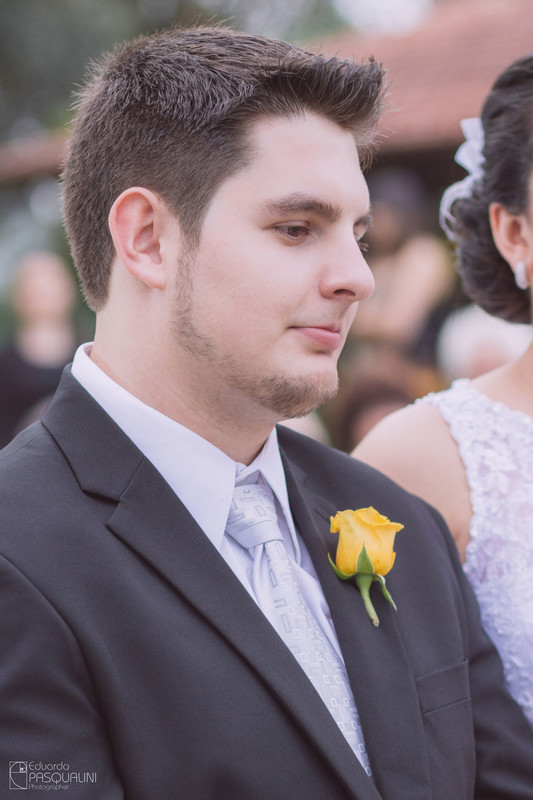 Noivo Rodnei em casamento ar ar livre. Fotografia de Eduardo Pasqualini, fotógrafo de casamentos e ensaios em Rio do Sul, Santa Catarina. Villa Viver.