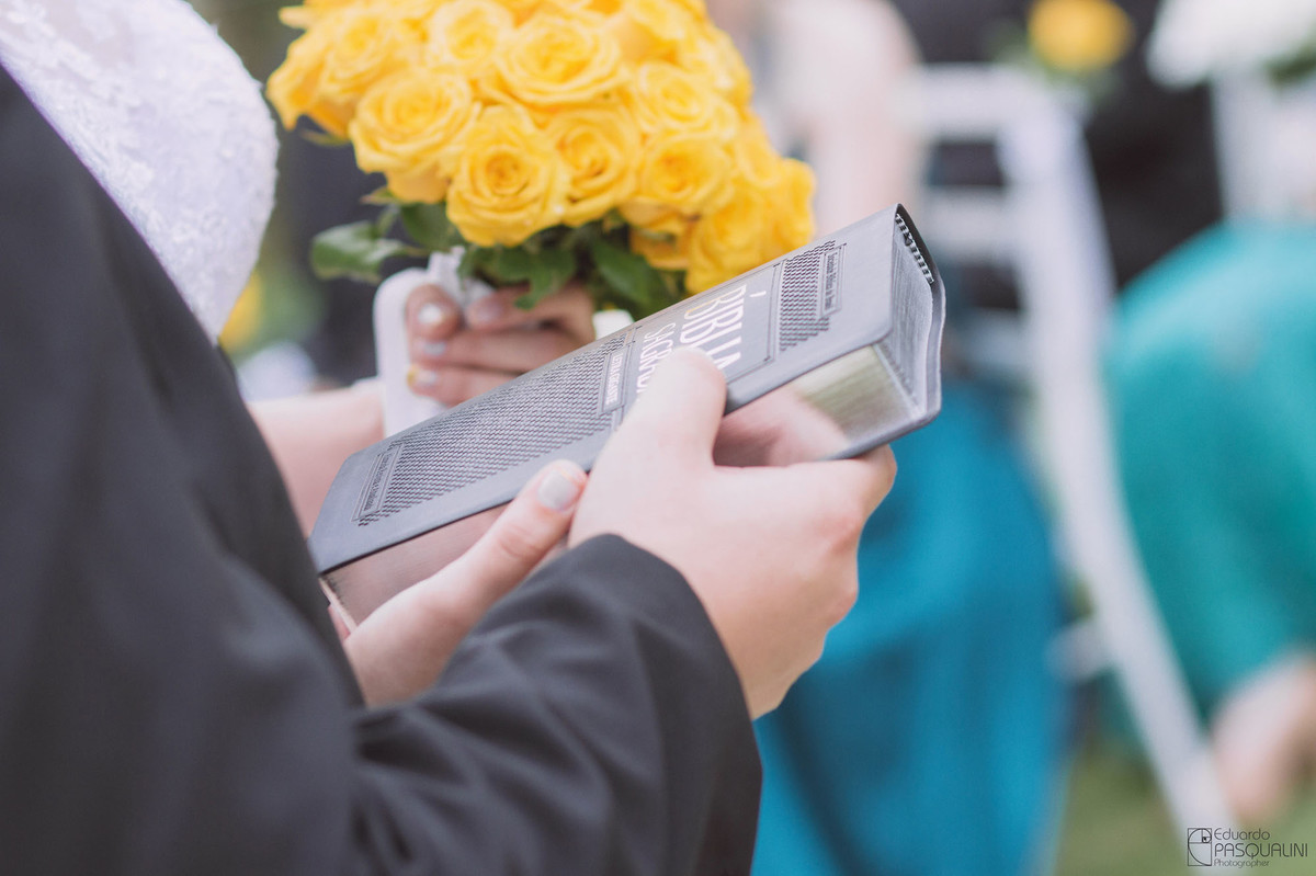 Biblia recebida de presente no casamento ao ar livre de Rodnei e Daiane. Fotografia de Eduardo Pasqualini, fotógrafo de casamentos e ensaios em Rio do Sul, Santa Catarina. Villa Viver.