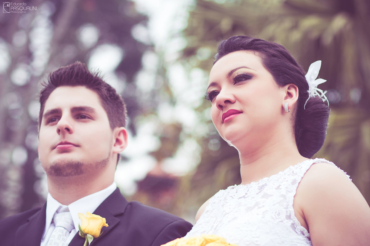 Foto vintage de Casal Rodnei e Daiane em casamento ao ar livre. Fotografia de Eduardo Pasqualini, fotógrafo de casamentos e ensaios em Rio do Sul, Santa Catarina. Villa Viver.