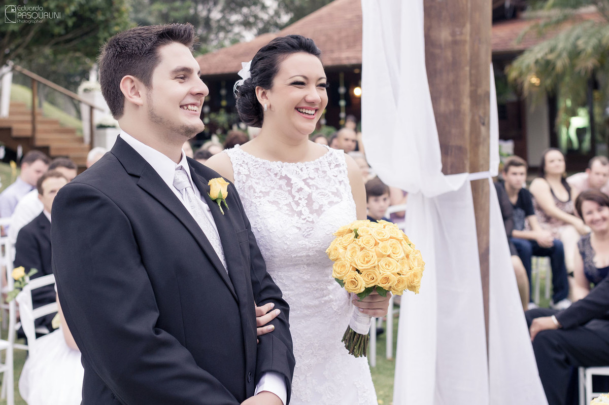 Lindo sorriso de casal durante casamento ao ar livre. Fotografia de Eduardo Pasqualini, fotógrafo de casamentos e ensaios em Rio do Sul, Santa Catarina. Villa Viver.