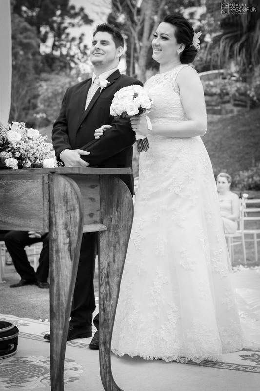 Em preto e branco, casal ouve a cerimônia de casamento. Fotografia de Eduardo Pasqualini, fotógrafo de casamentos e ensaios em Rio do Sul, Santa Catarina. Villa Viver.