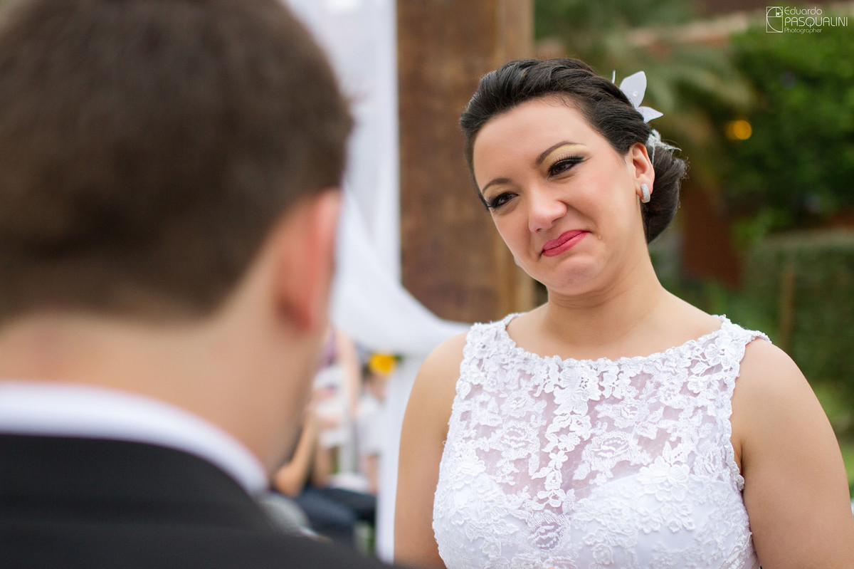 Lagrimas de felicidade de Daiane durante seu casamento ao ar livre. Fotografia de Eduardo Pasqualini, fotógrafo de casamentos e ensaios em Rio do Sul, Santa Catarina. Villa Viver.