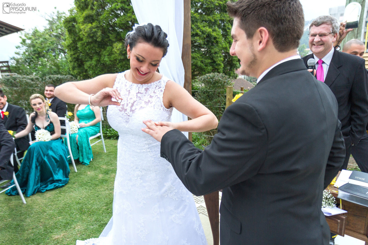 Noiva Daiane colocando a aliança em seu noivo. Fotografia de Eduardo Pasqualini, fotógrafo de casamentos e ensaios em Rio do Sul, Santa Catarina. Villa Viver.