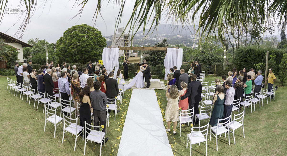 Panorâmica do casamento ao ar livre de Rodnei e Daiane. Fotografia de Eduardo Pasqualini, fotógrafo de casamentos e ensaios em Rio do Sul, Santa Catarina. Villa Viver.