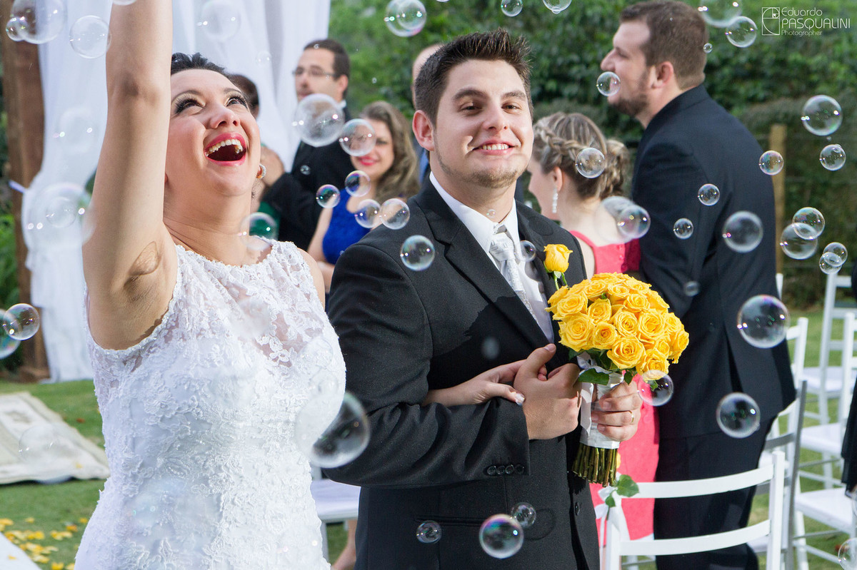Bolhas de sabão para comemorar o casamento. Fotografia de Eduardo Pasqualini, fotógrafo de casamentos e ensaios em Rio do Sul, Santa Catarina. Villa Viver.