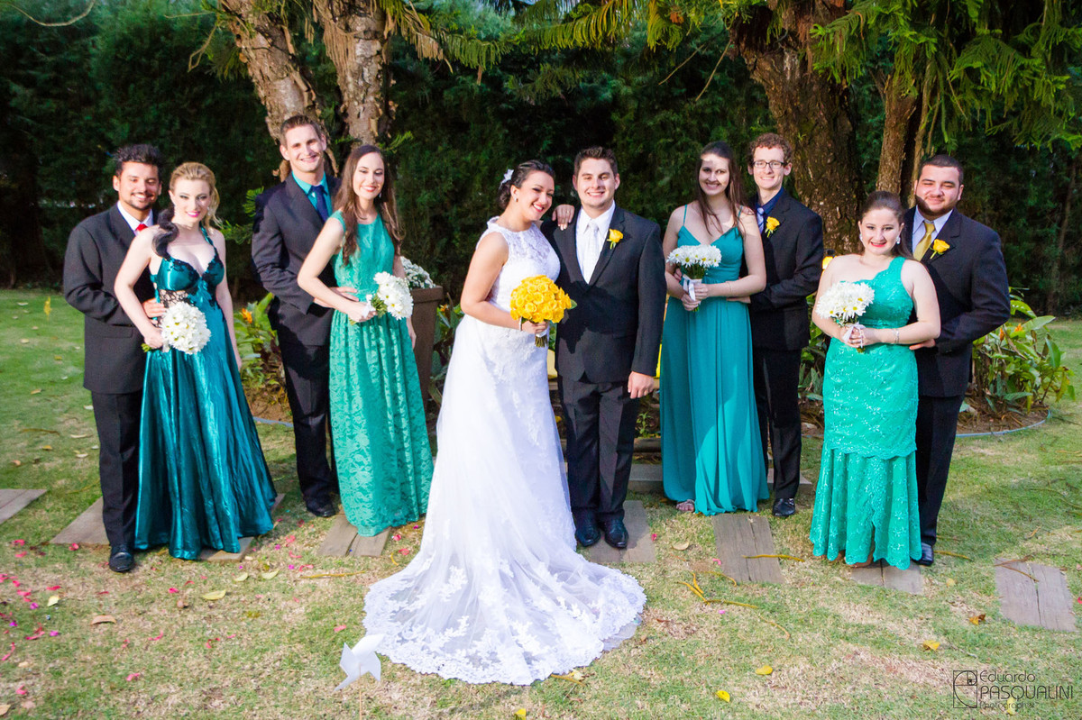 Noivos e padrinhos em foto para o álbum. Fotografia de Eduardo Pasqualini, fotógrafo de casamentos e ensaios em Rio do Sul, Santa Catarina. Villa Viver.