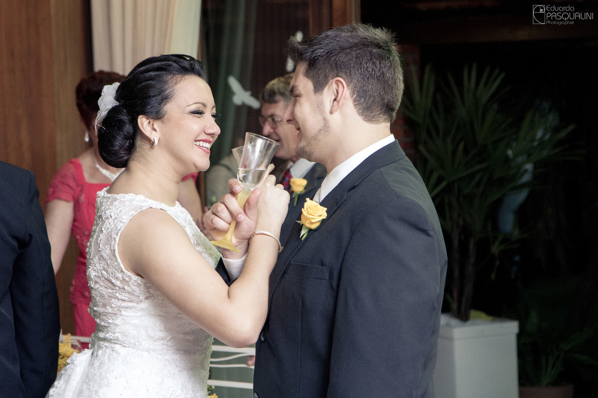 Brinde dos noivos em casamento. Fotografia de Eduardo Pasqualini, fotógrafo de casamentos e ensaios em Rio do Sul, Santa Catarina. Villa Viver.
