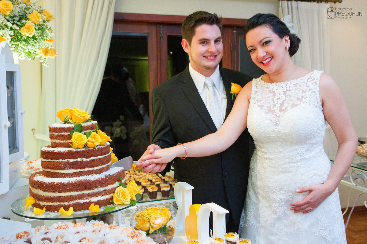 Corte do bolo careca no casamento de Rodnei e Daiane. Fotografia de Eduardo Pasqualini, fotógrafo de casamentos e ensaios em Rio do Sul, Santa Catarina. Villa Viver.