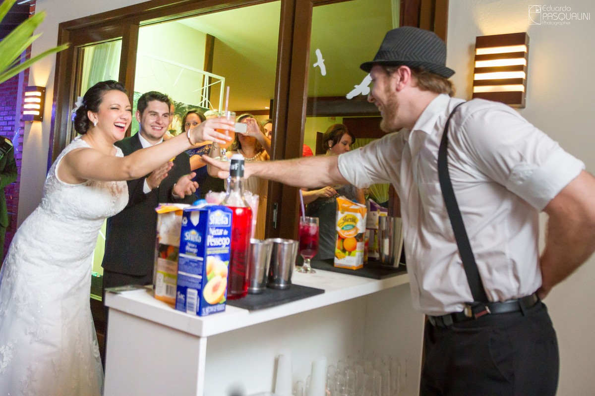 Bebidas especiais no casamento de Rodnei e Daiane. Fotografia de Eduardo Pasqualini, fotógrafo de casamentos e ensaios em Rio do Sul, Santa Catarina. Villa Viver.