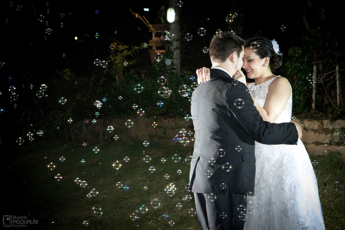 Dança dos noivos em bolhas de sabão a noite. Fotografia de Eduardo Pasqualini, fotógrafo de casamentos e ensaios em Rio do Sul, Santa Catarina. Villa Viver.