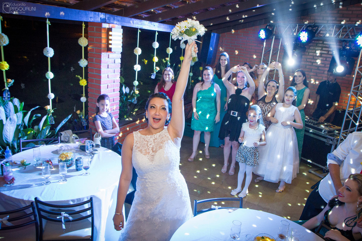 Jogando o buque, noiva e suas convidadas fazem festa. Fotografia de Eduardo Pasqualini, fotógrafo de casamentos e ensaios em Rio do Sul, Santa Catarina. Villa Viver.
