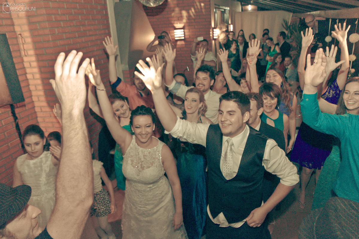 Dançando com todos os convidados, noivos se divertem. Fotografia de Eduardo Pasqualini, fotógrafo de casamentos e ensaios em Rio do Sul, Santa Catarina. Villa Viver.