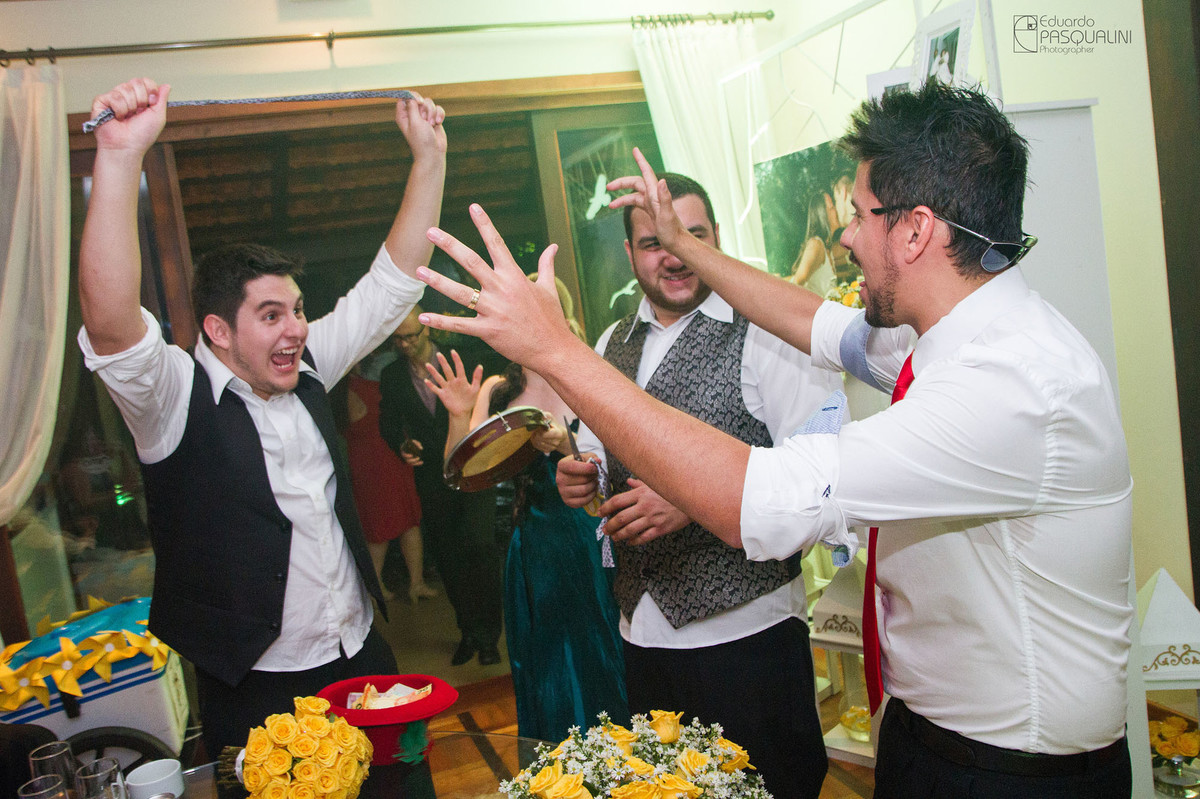 Noivo agitando com seus amigos durante casamento. Fotografia de Eduardo Pasqualini, fotógrafo de casamentos e ensaios em Rio do Sul, Santa Catarina. Villa Viver.