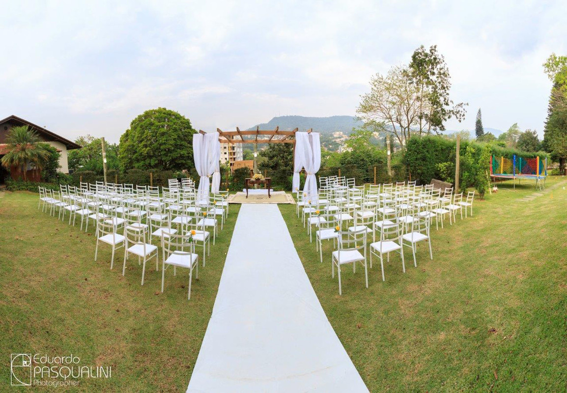 Cadeiral de casamento ao ar livre. Fotografia de Eduardo Pasqualini, fotógrafo de casamentos e ensaios em Rio do Sul, Santa Catarina. Villa Viver.