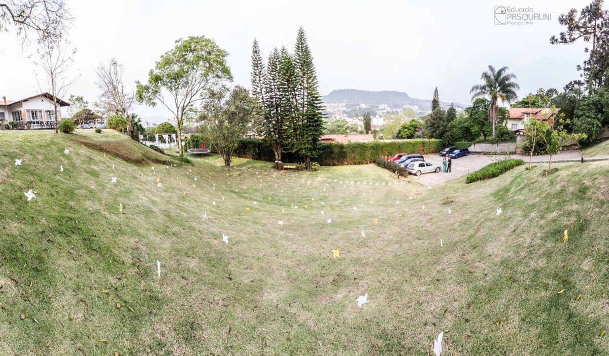 Cataventos no gramado de casamento ao ar livre. Fotografia de Eduardo Pasqualini, fotógrafo de casamentos e ensaios em Rio do Sul, Santa Catarina. Villa Viver.
