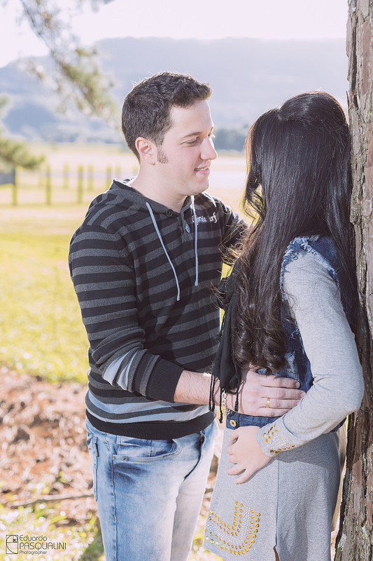 Everton segurando na cintura de Vanessa no ensaio pre-wedding. Fotografia de Eduardo Pasqualini, fotógrafo de casamentos e ensaios em Rio do Sul, Santa Catarina. Lontras.