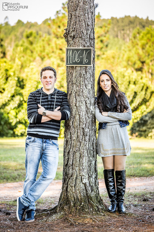 Placa presa em árvore com data do casamento de Vanessa e Everton. Fotografia de Eduardo Pasqualini, fotógrafo de casamentos e ensaios em Rio do Sul, Santa Catarina. Lontras.