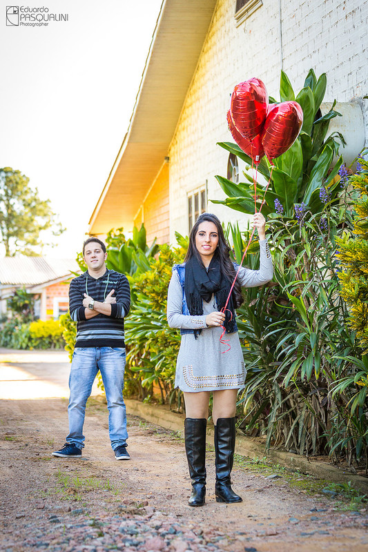 Balões vermelhos ao ar em ensaio pre-wedding. Fotografia de Eduardo Pasqualini, fotógrafo de casamentos e ensaios em Rio do Sul, Santa Catarina. Lontras.