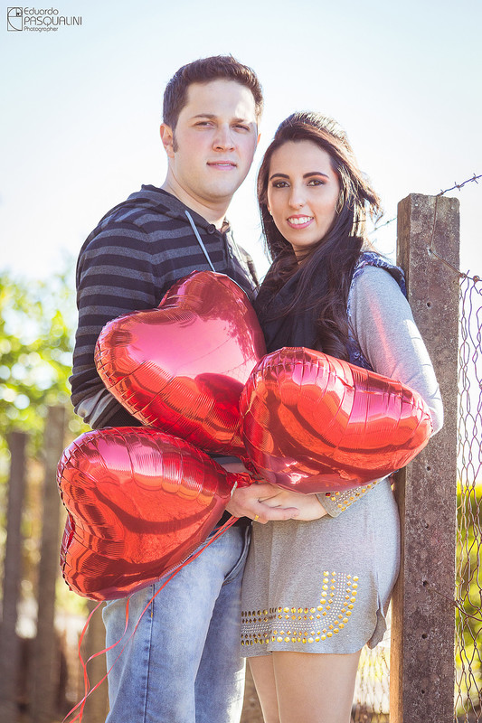 Três balões vermelhos e dois corações apaixonados. Pré-wedding. Fotografia de Eduardo Pasqualini, fotógrafo de casamentos e ensaios em Rio do Sul, Santa Catarina. Lontras.