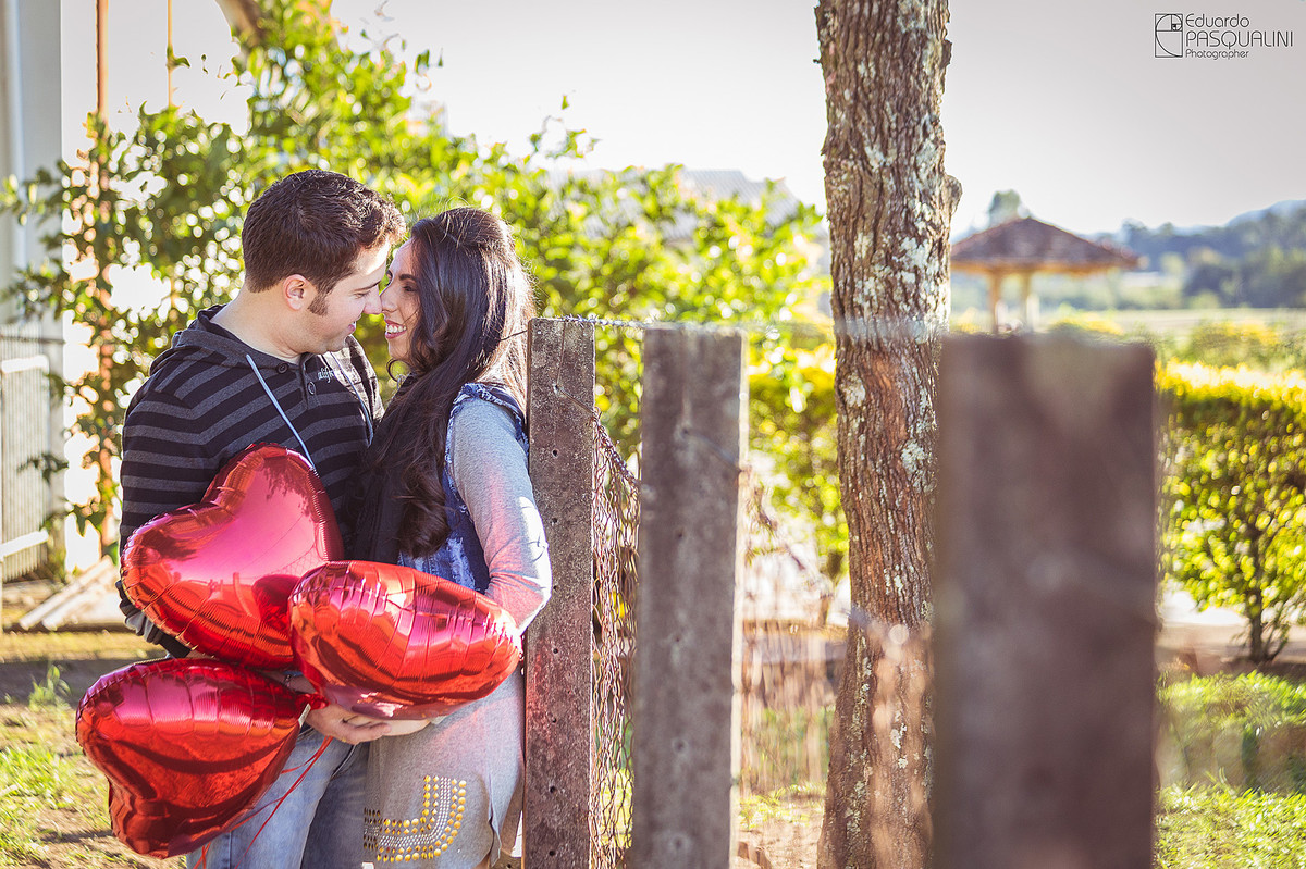 Encostados em cerca, Vanessa e Everton em ensaio Pré-Wedding. Fotografia de Eduardo Pasqualini, fotógrafo de casamentos e ensaios em Rio do Sul, Santa Catarina. Lontras.