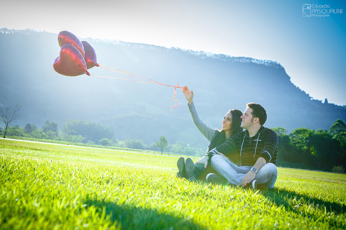 Ao vento, balões vermelhos no ensaio de Vanessa e Everton. Fotografia de Eduardo Pasqualini, fotógrafo de casamentos e ensaios em Rio do Sul, Santa Catarina. Lontras.