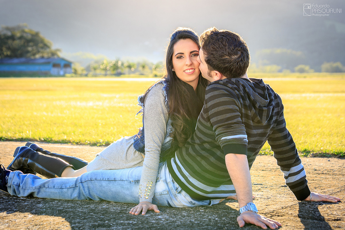 Beijo no rosto da noiva. Pre-wedding. Fotografia de Eduardo Pasqualini, fotógrafo de casamentos e ensaios em Rio do Sul, Santa Catarina. Lontras.
