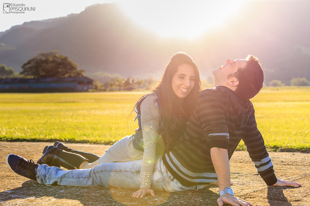 Aos risos, casal se diverte em ensaio pre-wedding. Fotografia de Eduardo Pasqualini, fotógrafo de casamentos e ensaios em Rio do Sul, Santa Catarina. Lontras.