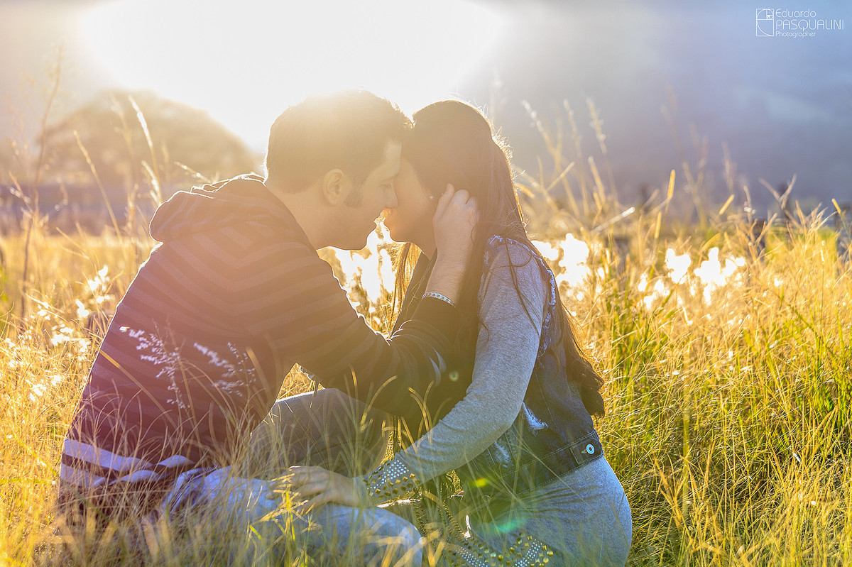 Foto maravilhoso de casal se beijando em ensaio pré-wedding. Fotografia de Eduardo Pasqualini, fotógrafo de casamentos e ensaios em Rio do Sul, Santa Catarina. Lontras.
