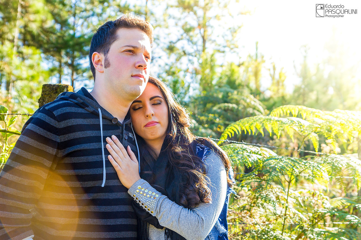 Vanessa apreciando o colo de seu noivo Everton. Fotografia de Eduardo Pasqualini, fotógrafo de casamentos e ensaios em Rio do Sul, Santa Catarina. Lontras.