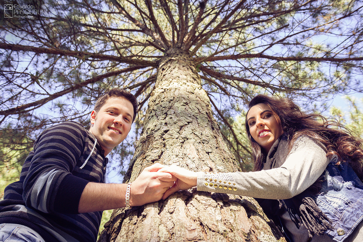 Abraçando uma árvore, casal durante ensaio pré-wedding. Fotografia de Eduardo Pasqualini, fotógrafo de casamentos e ensaios em Rio do Sul, Santa Catarina. Lontras.
