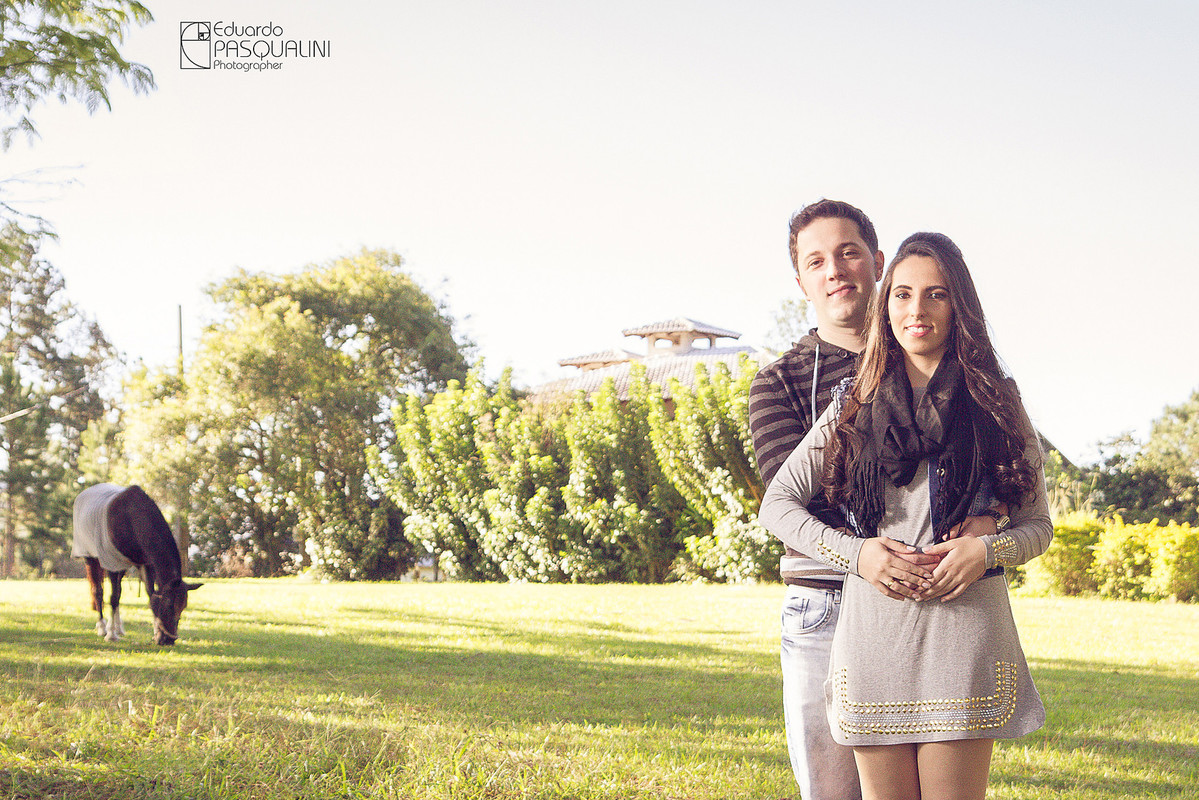 Sítio com amplo gramado e casa ao fundo. Fotografia de Eduardo Pasqualini, fotógrafo de casamentos e ensaios em Rio do Sul, Santa Catarina. Lontras.