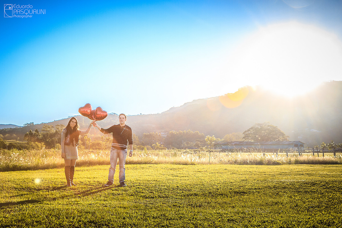 Paisagem linda com forte sol em gramado e céu azul. Fotografia de Eduardo Pasqualini, fotógrafo de casamentos e ensaios em Rio do Sul, Santa Catarina. Lontras.
